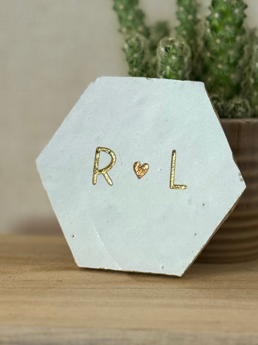 Zellige tegeltje - 2 gouden letters en een rose hartje